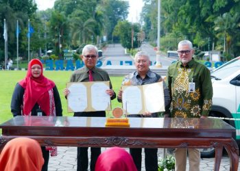 UNS Solo menerima hibah satu unit mobil ambulans dari Bank Syariah Indonesia (BSI), Rabu (28/1/2026). Foto: Ist.
