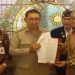 Menteri Kebudayaan, Fadli Zon menyerahkan SK Nomor 8 Tahun 2026 kepada KGPHPA Tedjowulan di Sasana Handrawina Keraton Solo, Minggu (18/1/2026). Foto: Indospektrum.com