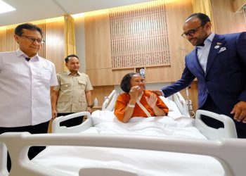 Menkes Budi Gunadi Sadikin bersama Duta Besar UEA H.E. Abdulla Salem Al Dhaheri saat mengunjungi Rumah Sakit Kardiologi Emirates Indonesia di Kota Solo, Kamis (29/1/2026). Foto: Ist.