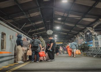 Ilustrasi - Penumpang memadati stasiun kereta api di wilayah Daop 6 Yogyakarta. Foto: Ist.