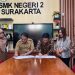 Proses penandatangan MoU dan kerja aama antara Bawaslu Solo dengan SMKN 2 Surakarta. Foto: Ist.
