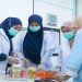 Suasana peserta workshop pengabdian masyarakat melakukan praktik pembuatan kombucha dan tepache. Foto: Ist.