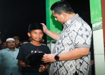 Wakil Gubernur Jawa Tengah, Taj Yasin Maimoen menghibur anak-anak dan memberikan peci miliknya di pengungsian di Desa Temulus, Kecamatan Mejobo, Kabupaten Kudus, Selasa malam, 13 Januari 2026. Foto: Ist.