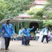 Mahasiswa asing UMS ikut bermain permainan tradisional bersama para siswa dalam program imersi bahasa dan budaya di Klaten. Foto: Ist.