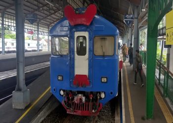 Ilustrasi - KA Batara Kresna. Foto: Indospektrum.com