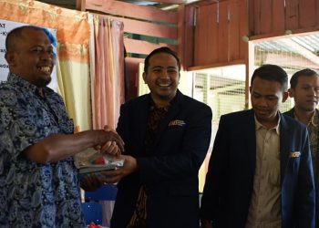 Penyerahan mahasiswa KKN Dik FKIP UMS kepada pihak CLC. Foto: Ist.