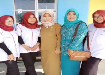 Alumni FK UMS Ferianis Setiawati (baju coklat) Melakukan Pengabdian Nusantara Sehat di Pedalaman Seram, Maluku. Foto: Ist.