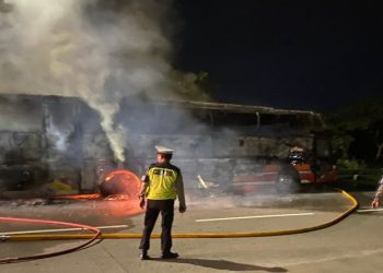 Bus yang mengalami kebakaran di ruas Tol KM 544, wilayah Dukuh Krujon, Desa Toyogo, Kecamatan Sambungmacan, Kabupaten Sragen, Senin (19/1/2026) dini hari. Foto: Ist.