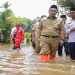 Wakil Gubernur Jawa Tengah, Taj Yasin Maimoen meninjau banjir yang merendam sejumlah wilayah di Kota Pekalongan pada Senin, 19 Januari 2025. Foto: Ist.