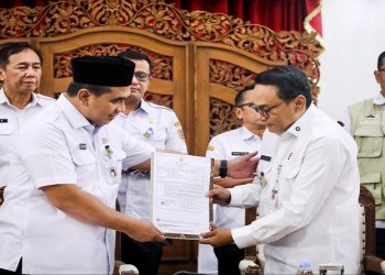 Wakil Gubernur Jawa Tengah, Taj Yasin Maimoen menyerahkan surat penugasan Risma Ardhi Chandra sebagai Plt Bupati Pati di Pendopo Kabupaten Pati, Rabu 21 Januari 2026. Foto: Ist.