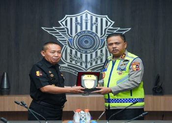 Kakorlantas Polri, Irjen Pol Agus Suryonugoro dan Ketum Senkom Mitra Polri, KPH Dr Katno Hadi SE, MM, MH menandatangani  perjanjian kerja sama di Gedung Korlantas, Jakarta, Rabu (21/01/2026). Foto: Ist.
