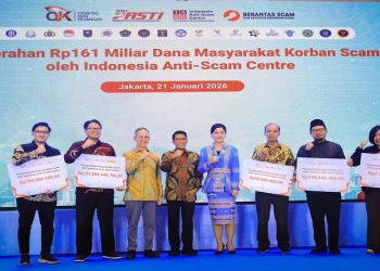 Penyerahan pengembalian dana korban scam secara simbolis digelar OJK sebagai koordinator Satgas PASTI dan IASC di Jakarta. Foto: Ist.