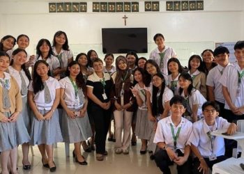 Mahasiswa Program Studi Pendidikan Akuntansi FKIP UMS, Yuanisya Arrafiu (Jilbab Tengah) foto bersama murid Aklan Catholic College yang berlokasi di Aklan, Kalibo. Foto: Ist.