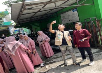 Tim Humas UMS memberikan pelatihan editing Video yang diselenggarakan SD Muhammadiyah Palur, Sabtu (24/1/2026). Foto: Ist.