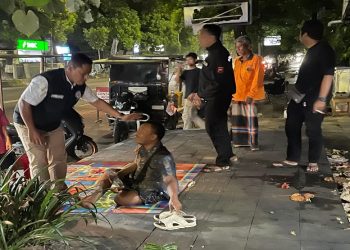 Aparat Polres Sragen saat mengamankan pria yang berbuat tak terpuji di depan umum, Minggu malam (25/1/2026). Foto: Ist.