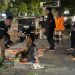 Aparat Polres Sragen saat mengamankan pria yang berbuat tak terpuji di depan umum, Minggu malam (25/1/2026). Foto: Ist.