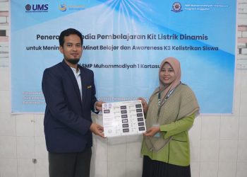 Ketua tim pengabdian, Ir. Rizki Nurilyas Ahmad, S.T., M.T menyerahkan secara simbolis media pembelajaran kit listrik dinamis kepada perwakilan guru SMP Muhammadiyah 1 Kartasura, Miftakhush Sholikhah, S.Pd. Foto: Ist.