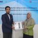 Ketua tim pengabdian, Ir. Rizki Nurilyas Ahmad, S.T., M.T menyerahkan secara simbolis media pembelajaran kit listrik dinamis kepada perwakilan guru SMP Muhammadiyah 1 Kartasura, Miftakhush Sholikhah, S.Pd. Foto: Ist.