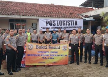 Peserta didik Sespimti Dikreg ke-35 menyalurkan bantuan sosial untuk warga terdampak bencana tanah longsor di Cisarua, Desa Pasirlangu pada Senin (26/1/2026). Foto: Ist.