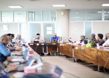 Suasana kunjungan BPU PP Muhammadiyah ke UMS di Ruang Meeting BPH, lantai 6 Gedung Induk Siti Walidah UMS. Foto: Ist.