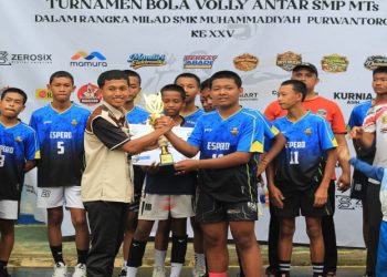 Penyerahan hadiah juara 2 turnamen bola voli oleh ketua KKN, Dika Dwi Pratama. Foto: Ist.
