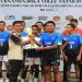 Penyerahan hadiah juara 2 turnamen bola voli oleh ketua KKN, Dika Dwi Pratama. Foto: Ist.