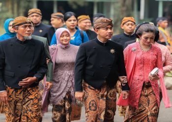 Wakil Presiden RI, Gibran Rakabuming Raka bersama istri, Selvi Ananda serta Sekda Jateng Sumarno hadiri Tingalan Jumenengan Dalem KGPAA Mangkunegara X di Pura Mangkunegaran Solo, Selasa (27/1/2026). Foto: Ist.