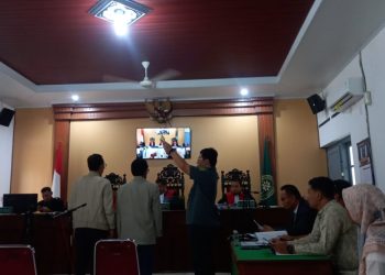 Dua saksi yang dihadirkan pihak Jokowi saat disumpah sebelum memberikan kesaksian dalam sidang di PN Solo, Selasa (27/1/2026). Foto: Indospektrum.com