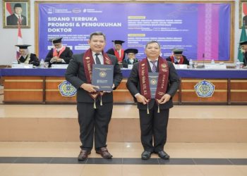 Sudiyo Widodo dan Mustofa Ali Fahmi dikukuhkan sebagai doktor
melalui Sidang Terbuka Promosi dan Pengukuhan Doktor Program Studi Doktor Fakultas Hukum dan Ilmu Politik (FHIP), Rabu (28/1/2026). Foto: Ist.