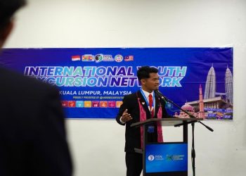 Mahasiswa UMS, Muhammad Raihan Arrasyid saat presentasi di ajang SDGs Pitch Competition dalam rangkaian International Youth Excursion Network (IYEN) #20 di Kuala Lumpur, Malaysia. Foto: Ist.