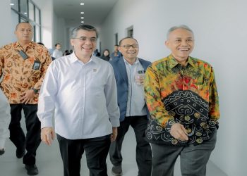 Menteri Ketenagakerjaan Republik Indonesia Prof. Yassierli, S.T., M.T., Ph.D bersama Rektor UMS Prof. Dr. Harun Joko Prayitno, M.Hum. Foto: Ist.