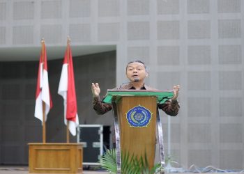 Wakil Menteri Pendidikan Dasar dan Menengah Republik Indonesia, Dr. Fajar Riza Ul Haq, M.A memberikan kuliah umum dalam rangka Yudisium PPG di Edutorium KH Ahmad Dahlan UMS, Sabtu (31/1/2026). Foto: Ist.
