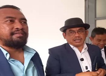 M Taufiq (memakai topi), Kuasa Hukum Penggugat Ijazah Jokowi saat memberikan keterangan pers usai persidangan di PN Solo, Selasa (27/1/2026). Foto: Indospektrum.com