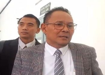 Kuasa hukum Presiden RI ke-7 Joko Widodo (Jokowi), YB Irpan memberikan keterangan pers usai sidang gugatan CLS ijazah Jokowi di Pengadilan Negeri Surakarta (Solo), Selasa (13/1/2026). Foto: Indospektrum.com