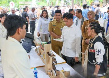 Wakil Presiden RI, Gibran Rakabuming Raka bersama Wakil Gubernur Jawa Tengah, Taj Yasin Maimoen saat kunjungan ke Universitas Kristen Satya Wacana (UKSW) Salatiga, Senin,(26/1/2026).