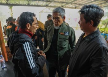 Sekretaris Daerah (Sekda) Provinsi Jawa Tengah, Sumarno mengecek langsung upaya pencarian Yazid, di lokasi basecamp pendakian Mongkrang, Selasa, (27/1/2026). Foto : Ist.