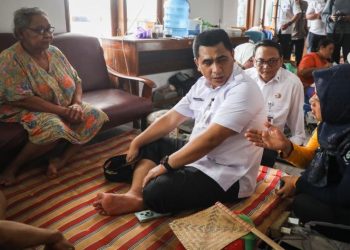 Wagub Jateng Taj Yasin cek pengungsi yang sakit dan dievakuasi, minta diobatkan. Foto : Ist.