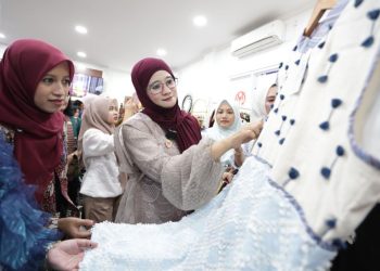 Ketua Dewan Kerajinan Nasional Daerah (Dekranasda) Provinsi Jawa Tengah, Nawal Arafah Yasin saat Peluncuran Galeri Dekranasda Jepara di Gedung Islamic Center Kabupaten Jepara, Kamis (29/1/2025). Foto : Ist.