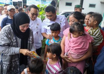 Wakil Gubernur Jawa Tengah Taj Yasin Maimoen bersama istri datangi pengungsi di Balai Desa Bumirejo dan Desa Doropayung, Kecamatan Juwana.. Foto : Ist.