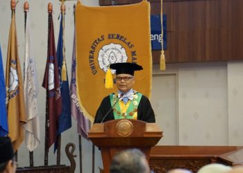 Rektor Universitas Sebelas Maret (UNS) Surakarta, Prof. Dr. Hartono dr. MSi mengukuhkan sembilan guru besar baru. Foto : Ist.
