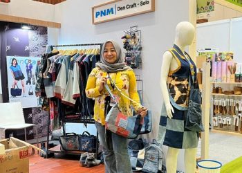 Kisah sukses Erna Prilyani, nasabah PNM Mekaar yang berhasil menyulap jeans bekas menjadi tas dengan karakter unik hingga menembus Inacraft 2026 di Jakarta. Foto: Ist.