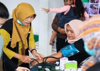 Gubernur Jateng Ahmad Luthfi menerjunkan dokter spesialis dan psikolog guna menangani kesehatan warga terdampak bencana di Purbalingga dan Pemalang. Foto: Ist.