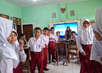 Mahasiswa UMS menjalankan program Pengabdian Mengajar Desa di Desa Ngemplak, Kabupaten Karanganyar. Foto: Ist.