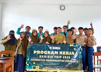 Mahasiswa KKN FKIP UMS memberikan pengenalan dan pelatihan AI bagi siswa SMA Muhammadiyah 1 Wonogiri. Foto: Ist.