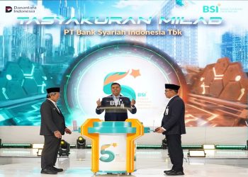 Direktur Utama PT Bank Syariah Indonesia (Persero) Tbk Anggoro Eko Cahyo didampingi Komisaris Utama BSI Prof Dr Muhadjir Effendy MAP (kanan) dan Dewan Pengawas Syariah BSI ProfDr KH Hasanudin (kiri) meresmikan penyesuaian nama perseroan menjadi PT Bank Syariah Indonesia (Persero) Tbk pada momen Tasyakuran Milad  ke-5.