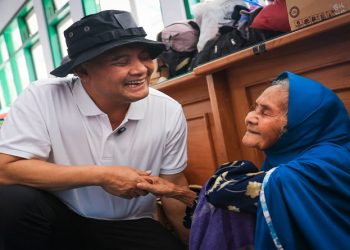 Ilustrasi - Gubernur Ahmad Luthfi saat bertemu dengan pengungsi korban bencana di Jawa Tengah. Foto: Ist.