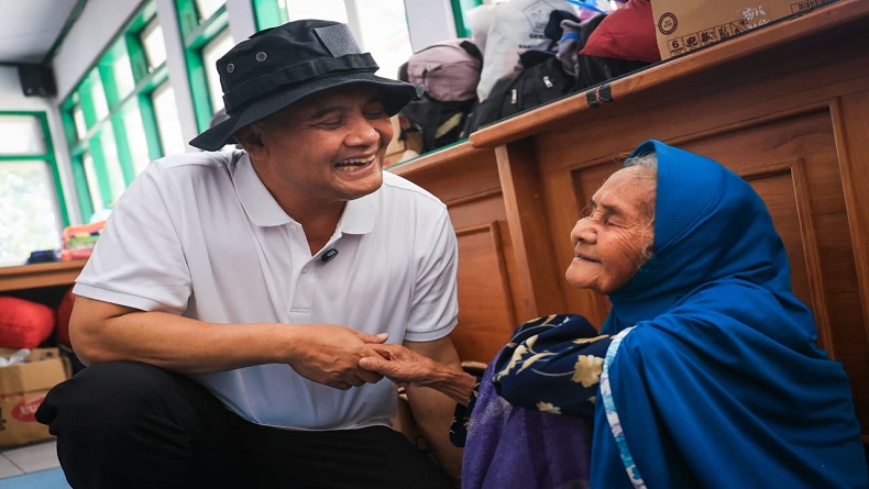 Ilustrasi - Gubernur Ahmad Luthfi saat bertemu dengan pengungsi korban bencana di Jawa Tengah. Foto: Ist. 