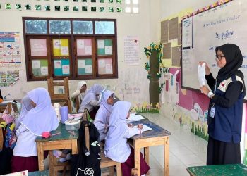 Mahasiswi PBI UMS, Nuha saat menerapkan pembelajaran fonetik di ruang kelas Santi Witya Serong School, Thailand. Foto: Ist.