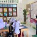 Mahasiswi PBI UMS, Nuha saat menerapkan pembelajaran fonetik di ruang kelas Santi Witya Serong School, Thailand. Foto: Ist.