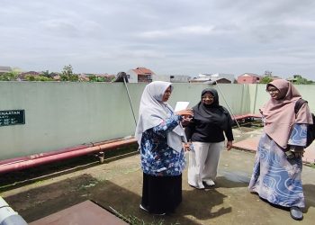 Tim Dosen UMS mengembangkan sistem pengelolaan limbah plastik medis di RS PKU Muhammadiyah Karanganyar. Foto: Ist.